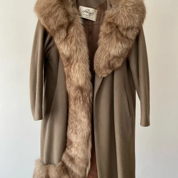 Sophisticated Tan and Brown Cape/Coat with Luxurious Fur Accents
